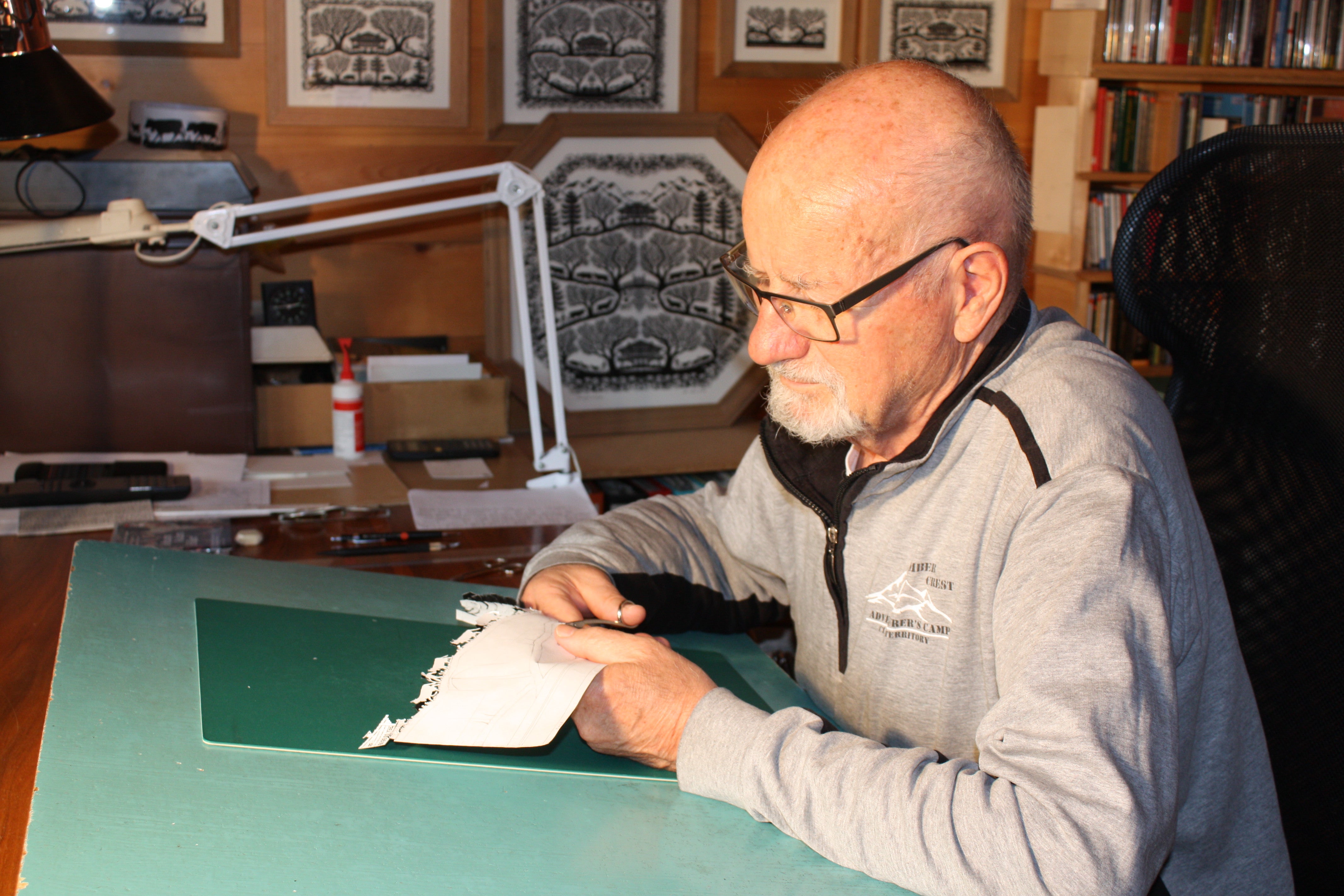 Gift box with a silhouette motif and a jar of honey